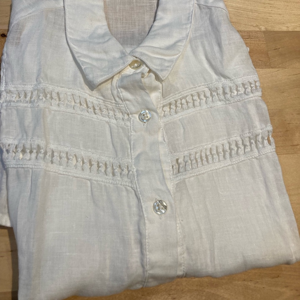 Oops! It’s Gone!!White linen unlined sleeveless button down blouse